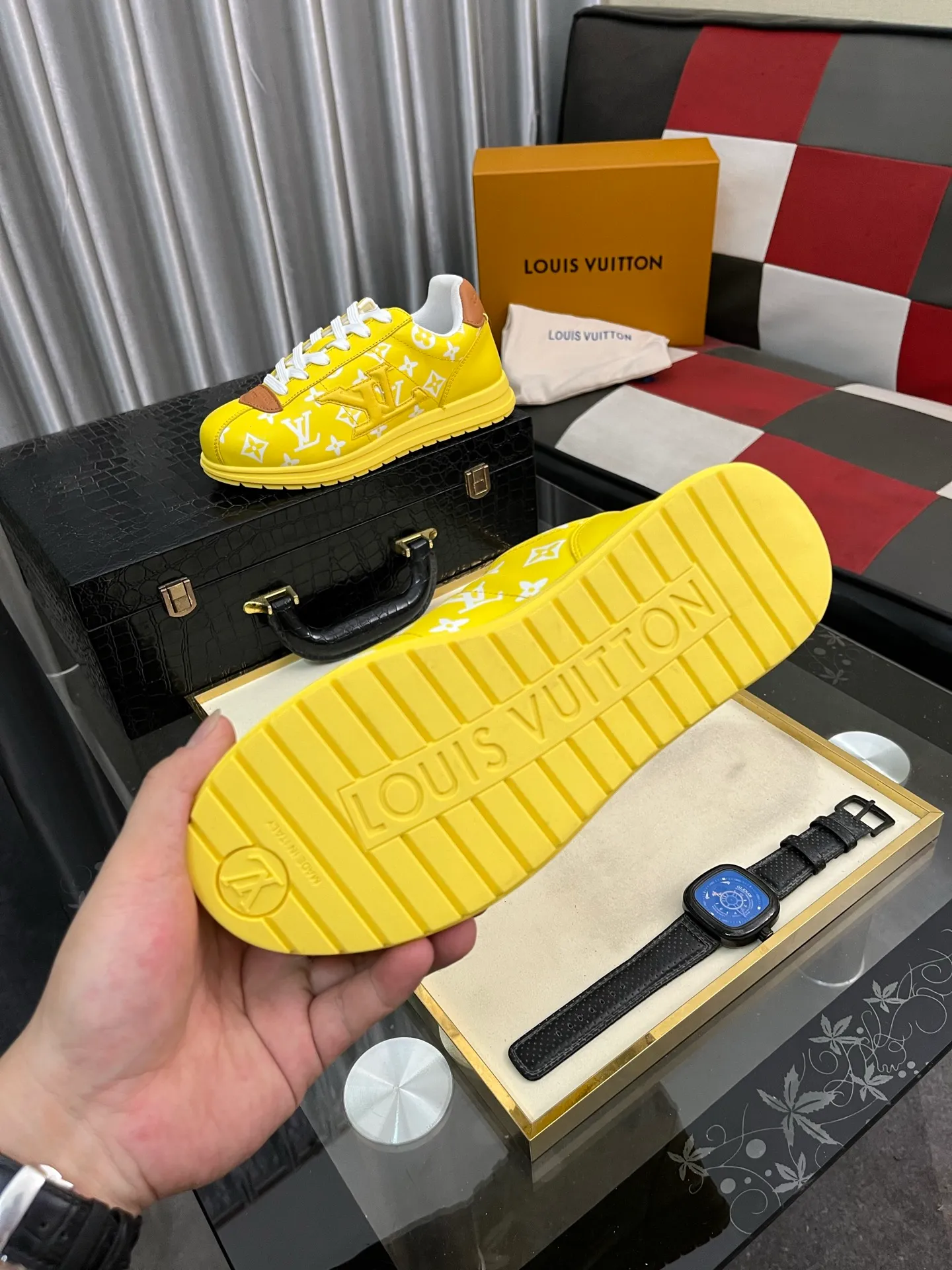 Men's shoes 💰700⌚️⌚️LV TARINE Louis Vuitton x Tyler joint model Donkey brand L family embossed couple style casual sneakers skate shoes original purchase and development This LV Trainer sneaker comes from the Louis Vuitton and Tyler collaboration series. The Monogram pattern and brand logo are transformed into nubuck calf leather embossing and side decoration respectively, witnessing the artist's creative interpretation of classic elements. The deep tones accentuate the complex upper, which requires hours of craftsmanship to complete. Exquisitely packaged at the delivery counter🛍📦 ▪️Fabrics: Original customized first-layer cowhide ▪️Inner lining: Original customized breathable mesh ▪️Outsole: Original open-molded two-color TPU combination outsole ▪️Sole thickness: 3CM ▪️Size: Women's 35-40 / Men's 38-46